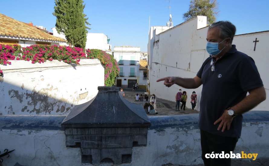 Salvador Fuentes señalando el destrozo en el Bailío