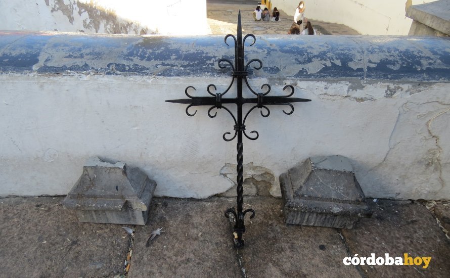 Réplica de la cruz de la fuente del Bailío hecha pedazos