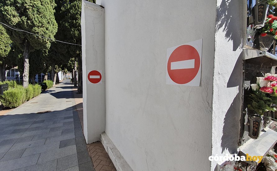 Señales para marcar el itinerario en el cementerio de San Rafael