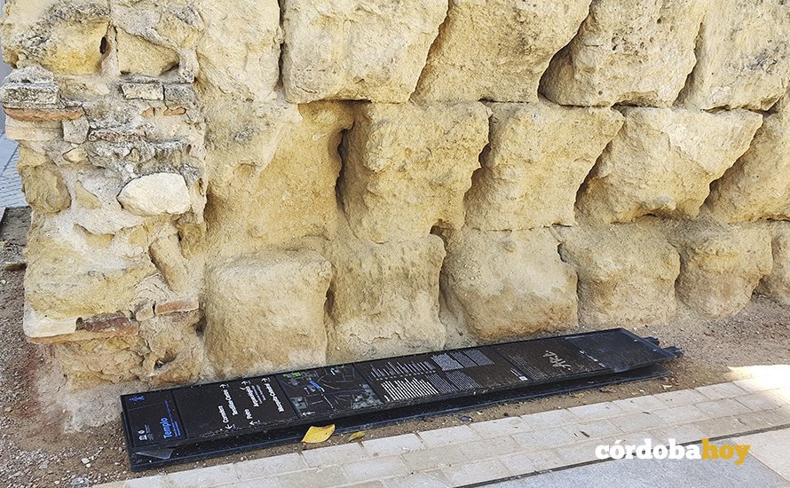 El cartel del Templo Romano arrancado de cuajo