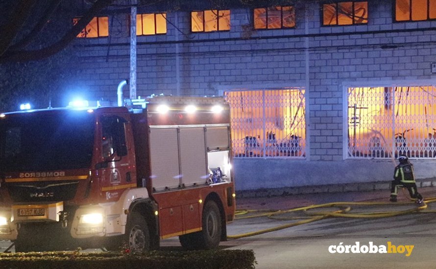 Incendio en Lucena de una nave con motos y maquinaria agrícola dentro