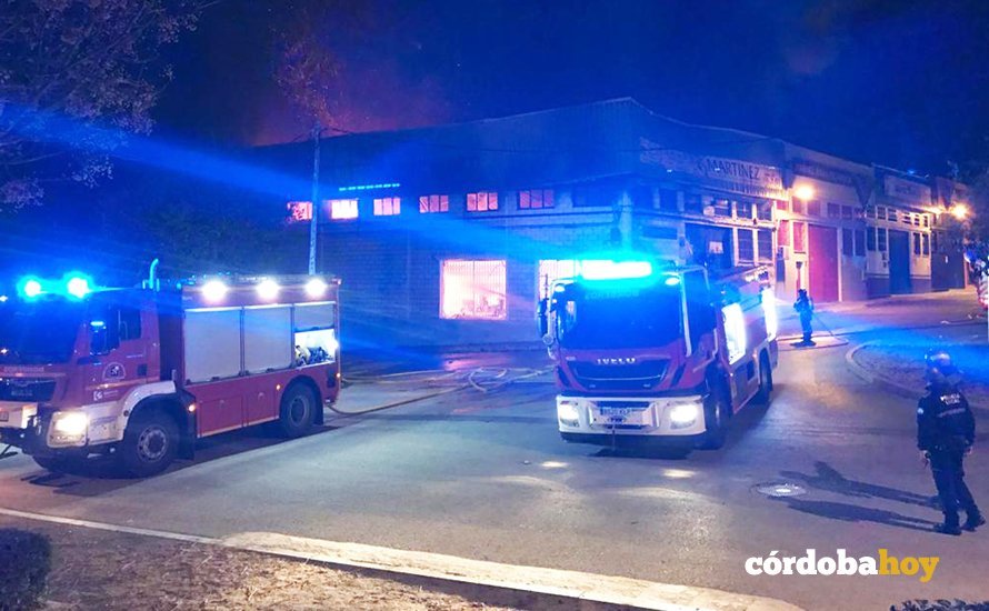 Incendio en Lucena de una nave con motos y maquinaria agrícola dentro