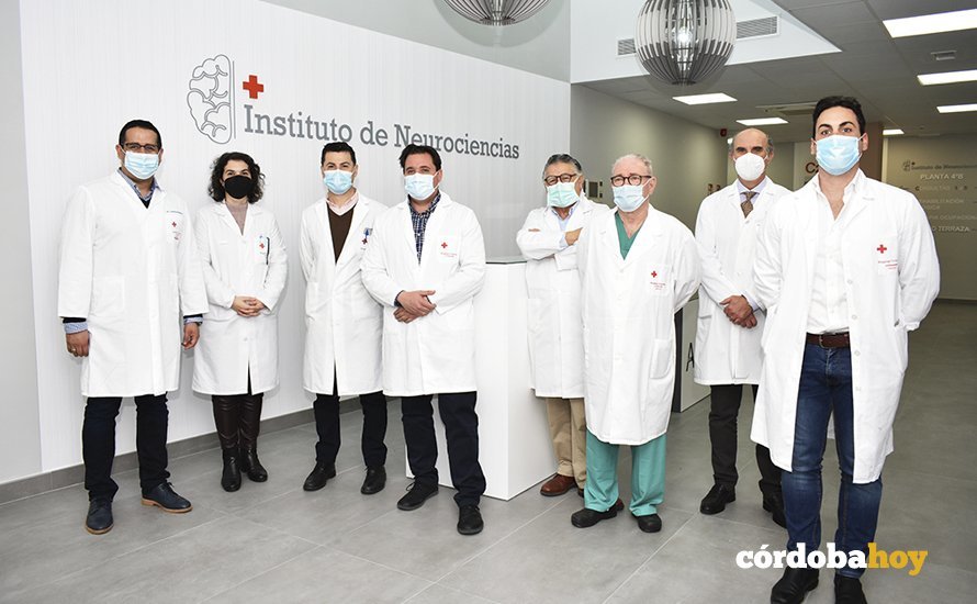 Equipo médico del Instituto de Neurociencias en el Hospital de la Cruz Roja