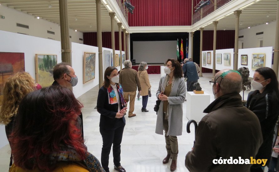 Autoridades, visitantes y espectadores en la exposición de la Escuela Libre de Artes Plásticas de Priego