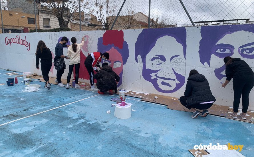 Alumnos del IES Juan de la Cierva de Puente Genil reproduciendo el mural feminista madrileño