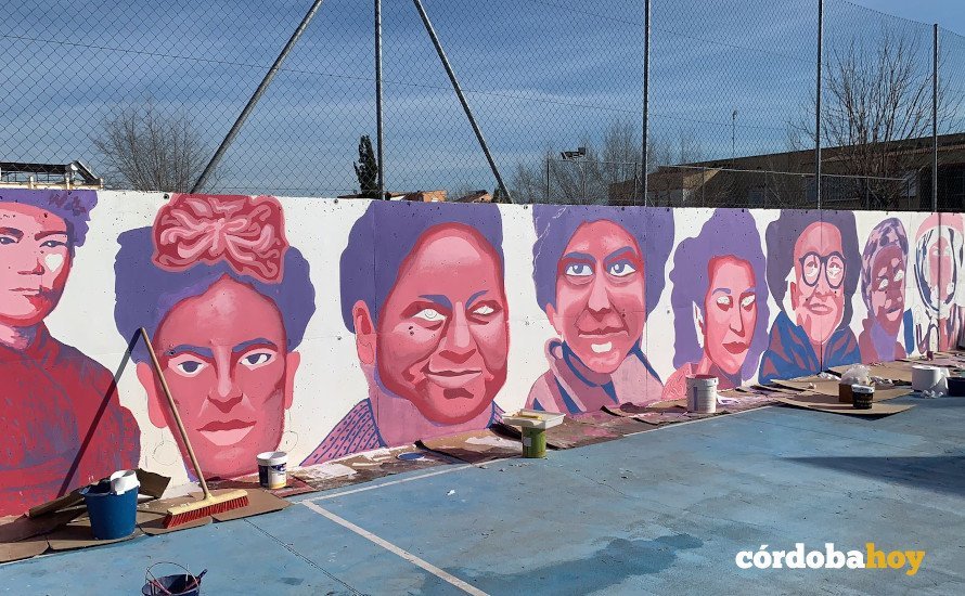 Parte de la reproducción del mural feminista de Madrid en el IES Juan de la Cierva de Puente Genil