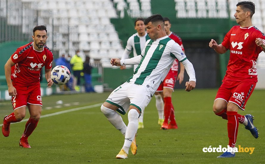 Willy rodeado de contrarios en el encuentro entre el Córdoba CF y el Real Murcia