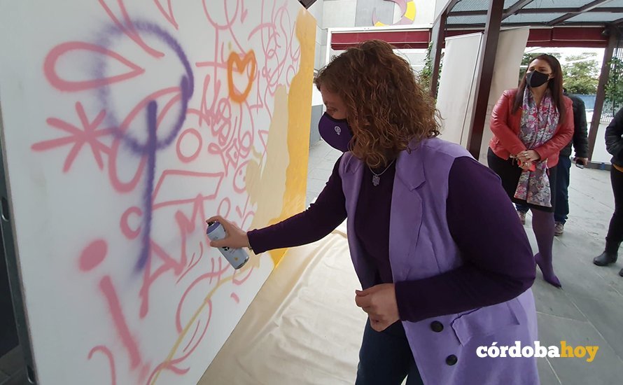 Alba Doblas con su signo feminista morado