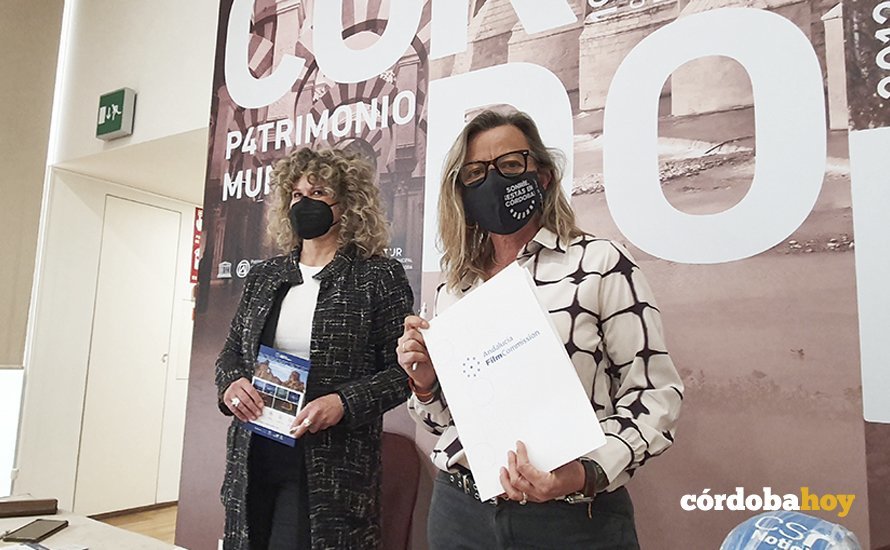Piluca Querol e Isabel Albás en la firma del convenio