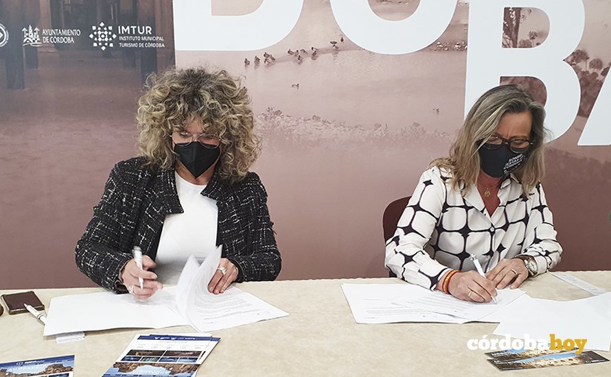 Piluca Querol e Isabel Albás en la firma del convenio