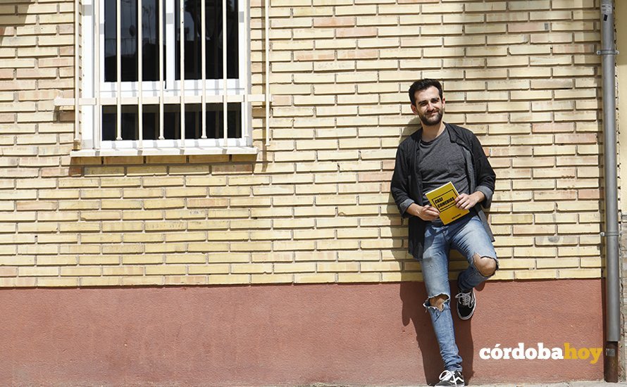 Rafa Blanes posa con su libro 'Casi Comedias' para Córdoba Hoy