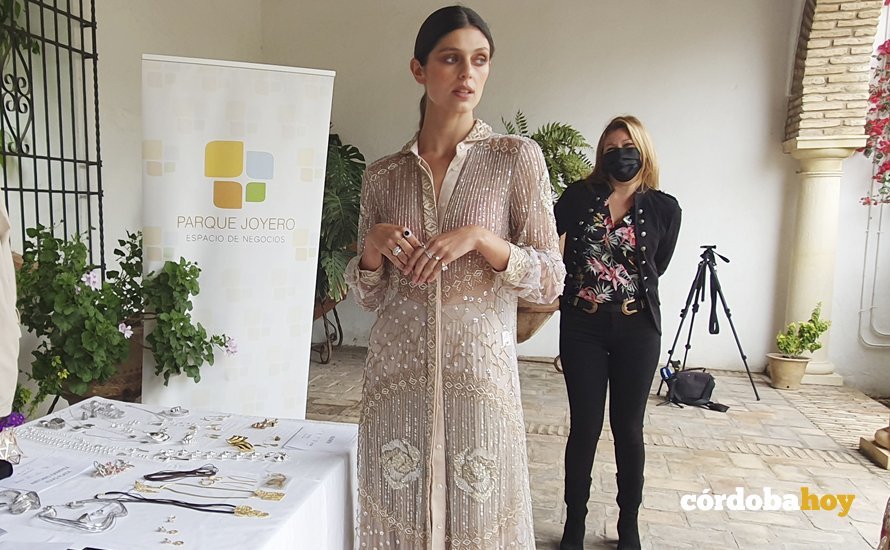 Una de las modelos de joyería y moda en el Palacio de Viana
