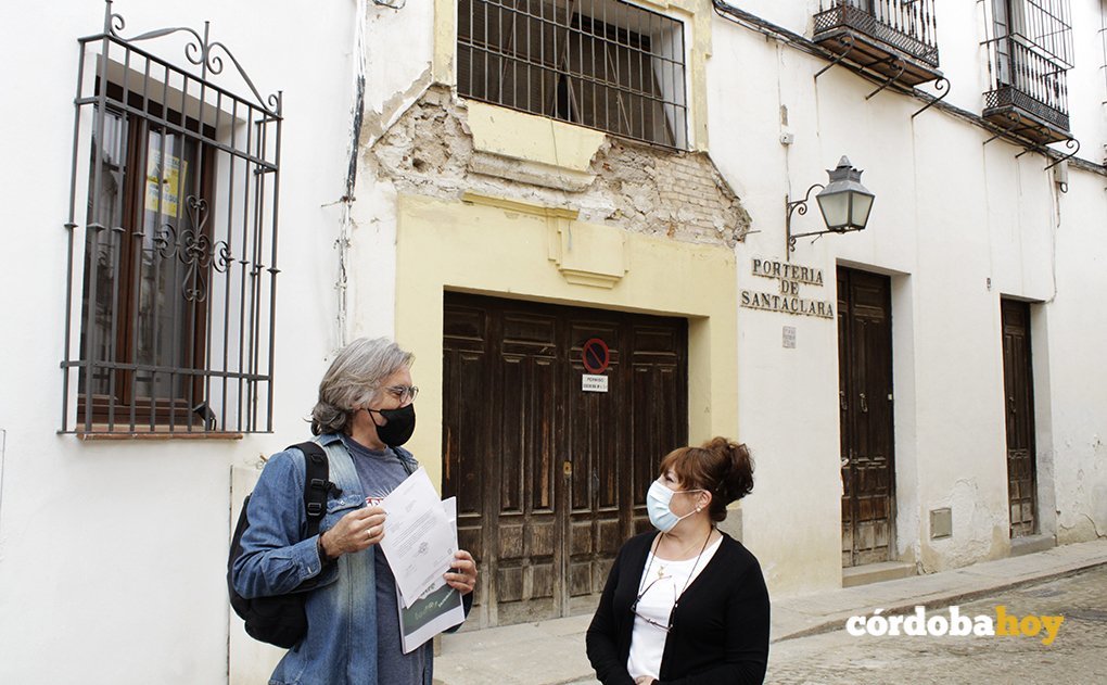 Manuel Ortega y Lourdes Martínez anta la casa dañada en Portería de Santa Clara