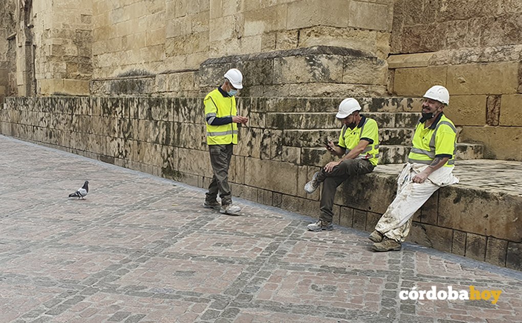 'Manolín' busca comida de sus amigos de la obra
