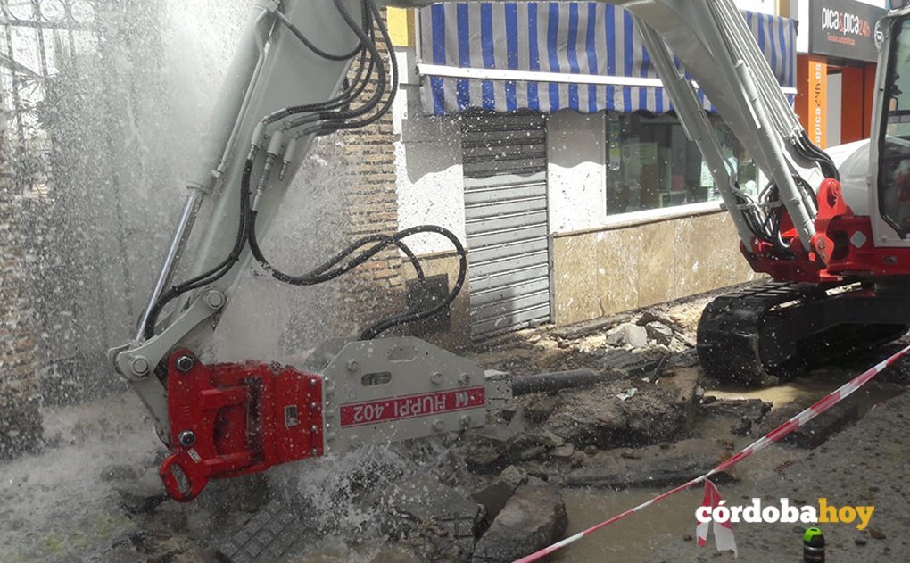Las oibras en Santa María de Gracia provocan ula ruptura de una tubería de agua