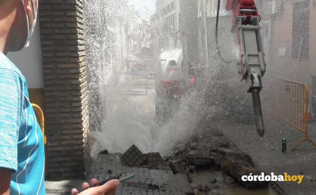 Reventón de una tubería de agua de Emacsa en las obras de Santa María de Gracia