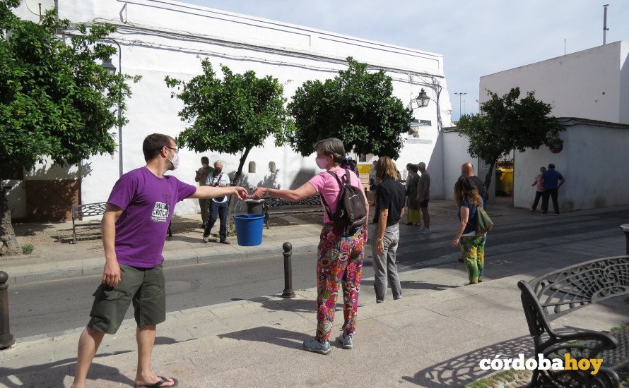 Cadena humana para regar árboles en el antiguo cine Andalucía 2