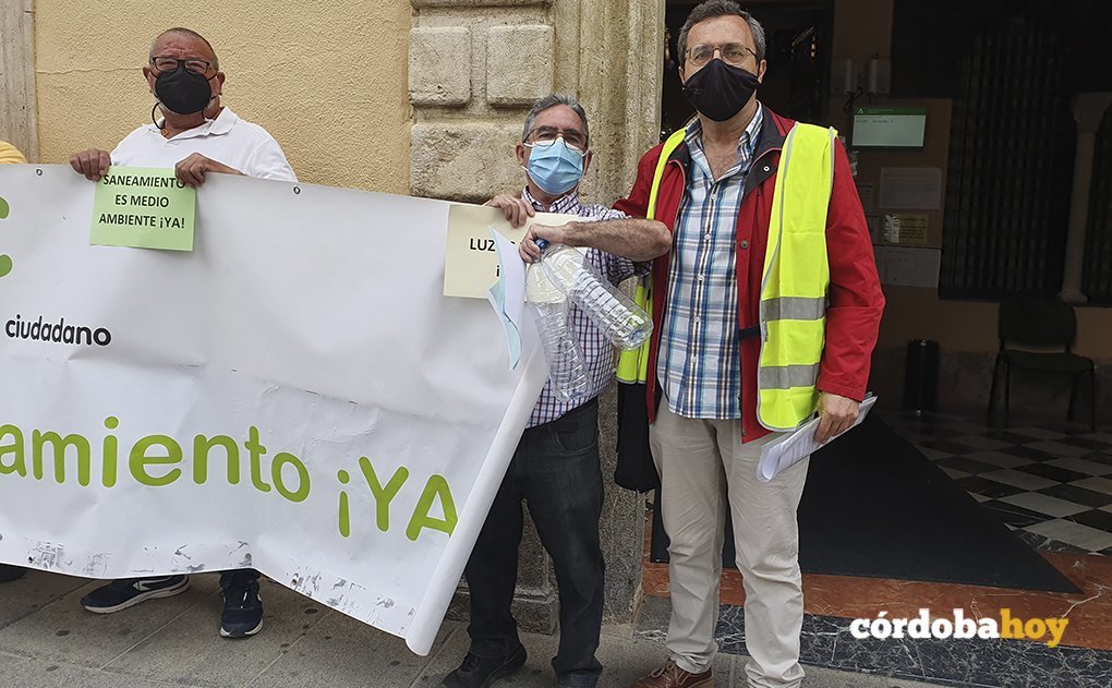 Juan Andrés de Gracia, a las puertas de la Delegación del Gobierno de la Junta