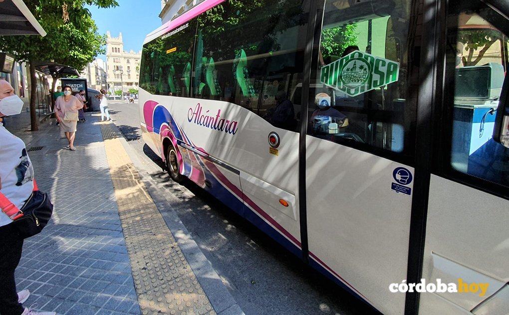 El autobús de Alcántara en la parada de Claudio Marcelo del C2 copy