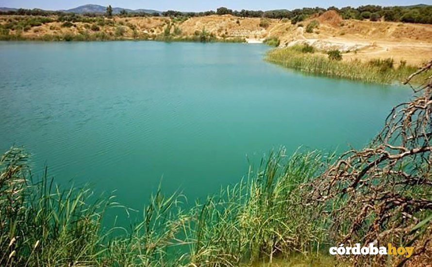 El llamado Lago Azul de las canteras de Asland, en Córdoba