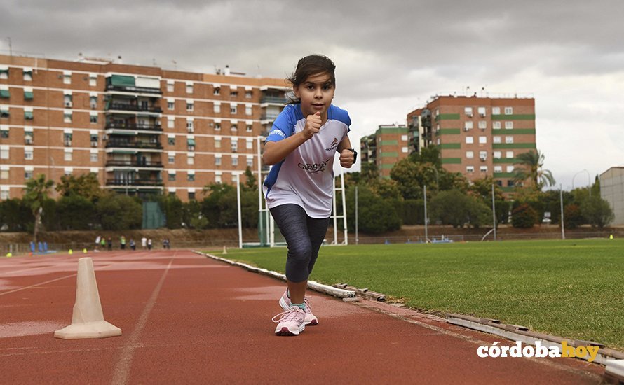 Una participante en las Escuelas de Atletismo del Club Trotacalles en la IMD Fontanar