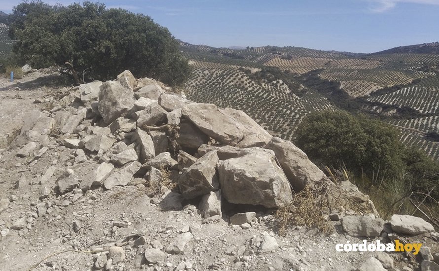 El muro arrasado en Almedinilla