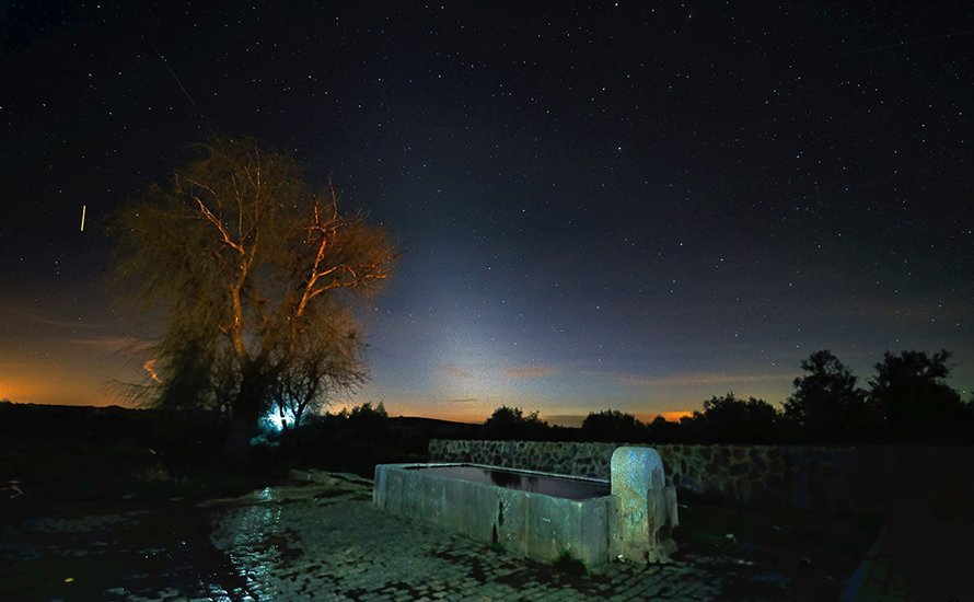 Luz Zodiacal sobre la Fuente de la Castana de Hinojosa del Duque