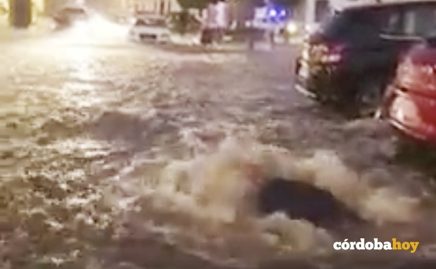Riada de agua frente a la Catedral de Hinojosa en una imagen de jun vídeo del QUINCENAL DE LOS PEDROCHES