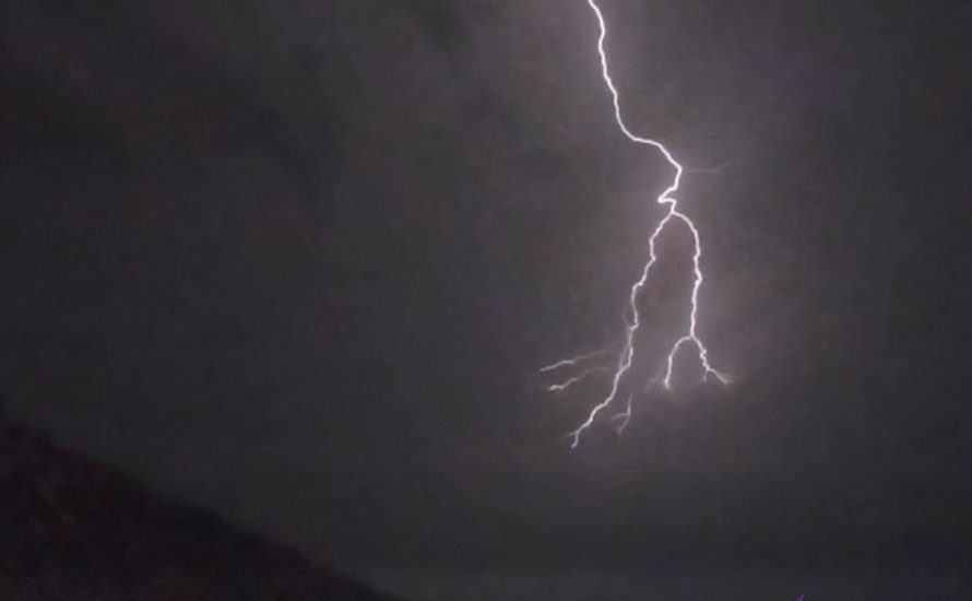 Uno de los rayos que cruzaron ayer los cielos de Hinojosa