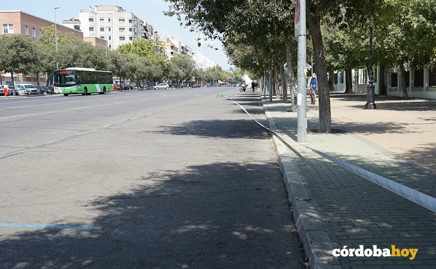 Corte de tráfico por la Policía Local en República Argentina para la Vuelta Ciclista