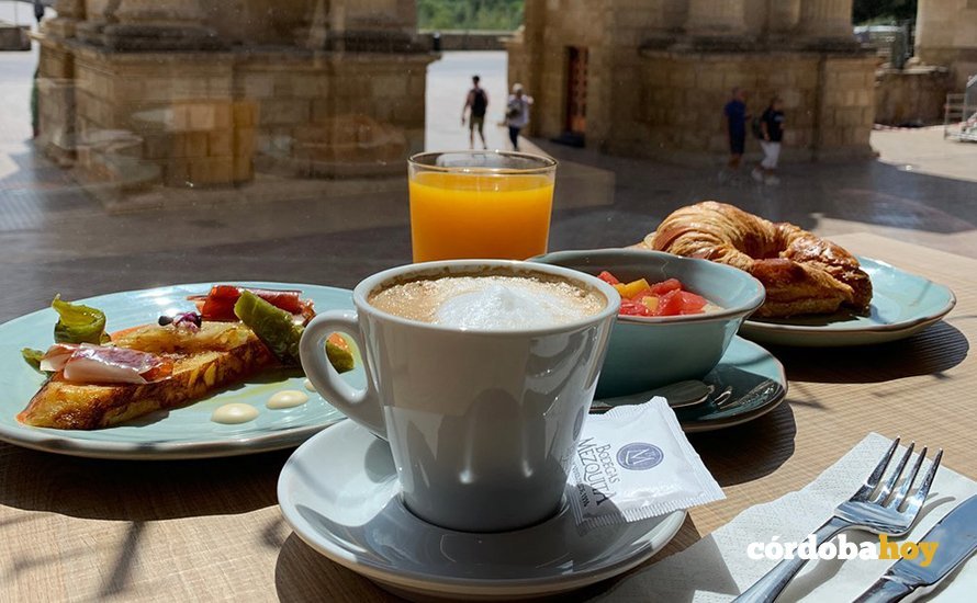 Brunch del OBA Tapas&Shop con vistas a la Puerta del Puente
