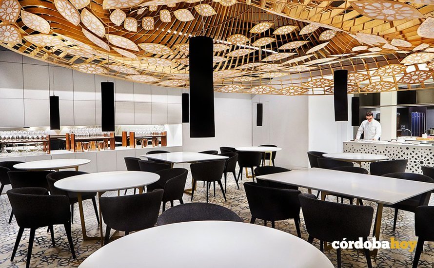 Sala del restaurante Noor con Paco Morales al fondo