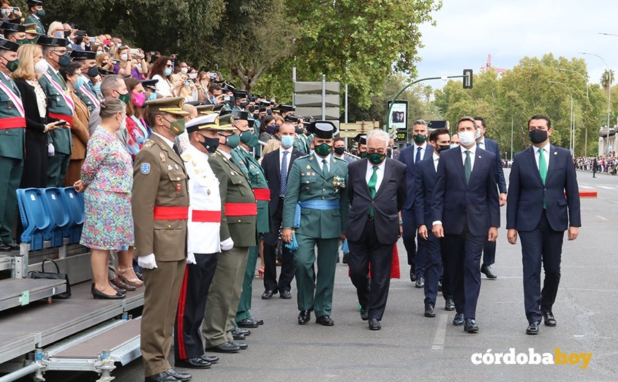 Autoridades civiles y militares en la parada de la Guardia Civil