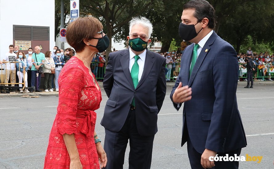 La directora general de la Guardia Civil saluda al alcalde de Córdoba, José María Bellido