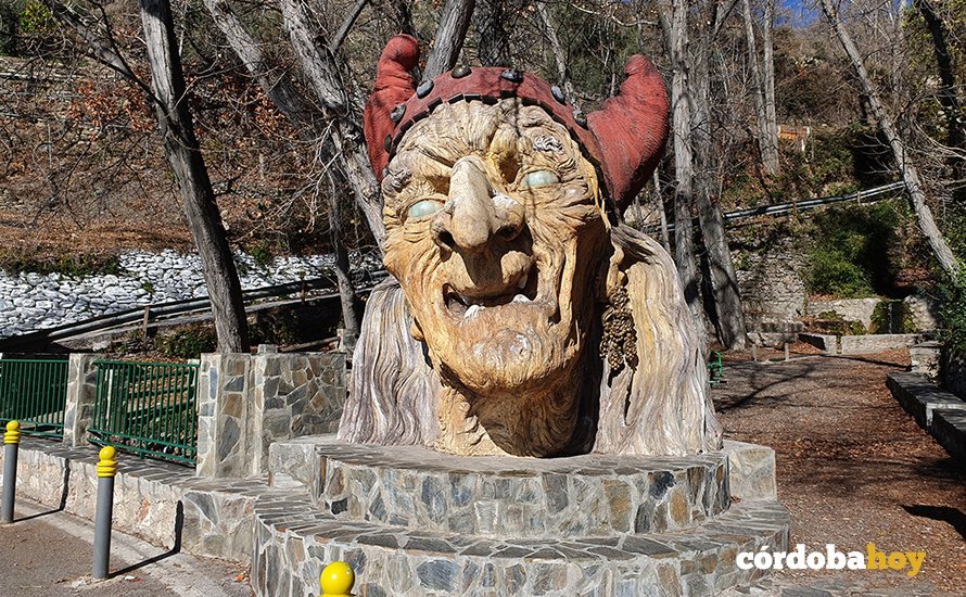 Estatua de una bruja a la entrada de Soportújar, municipio de la Alpujarra granadina