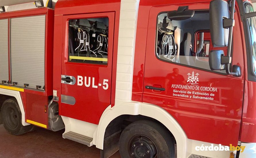 Los vehículos de bomberos con la nueva equipación dentro