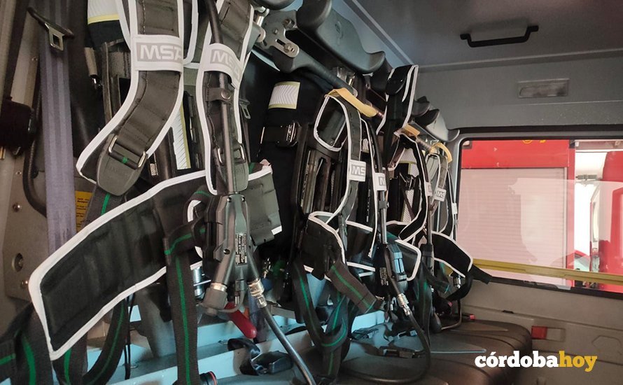 Los vehículos de bomberos con la nueva equipación dentro