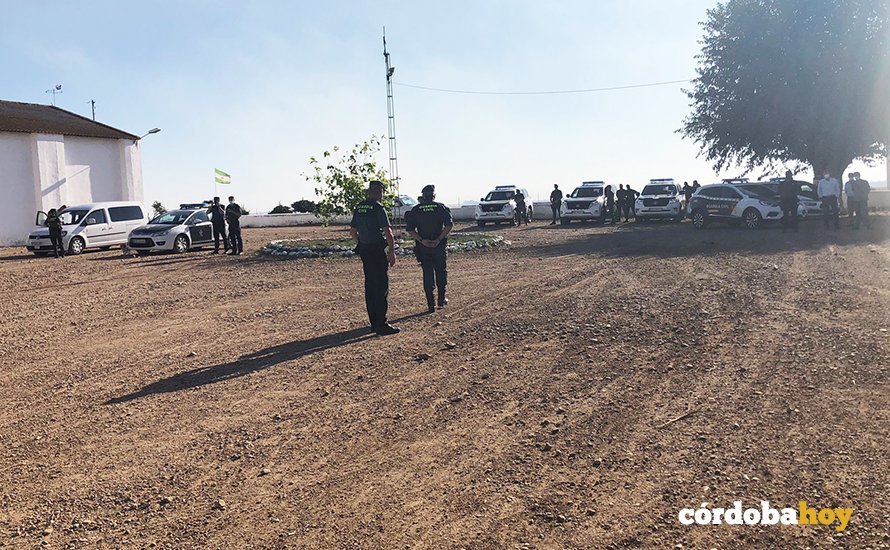 Agentes y vehículos de la Guardia Civil enviados para el desalojo de Somonte
