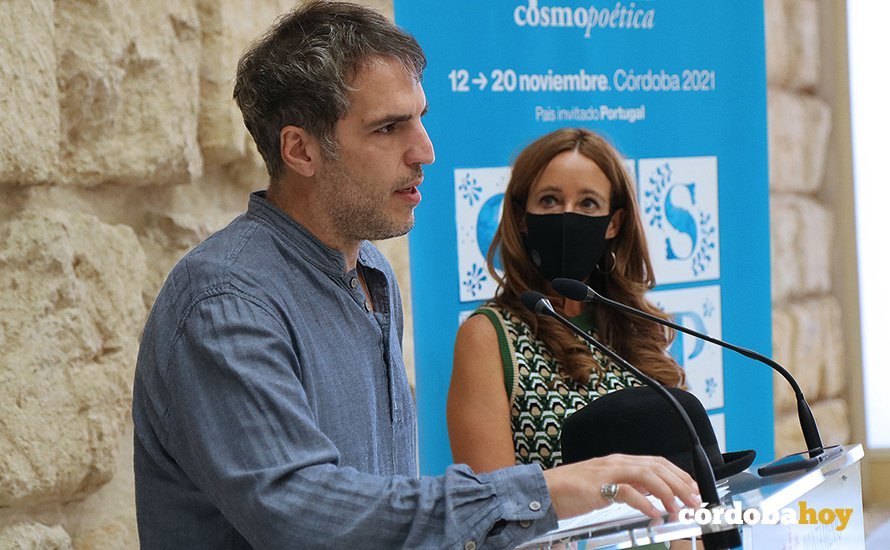 Marián Aguilar y Antonio Agredano en la presentación de Cosmopoética 2021