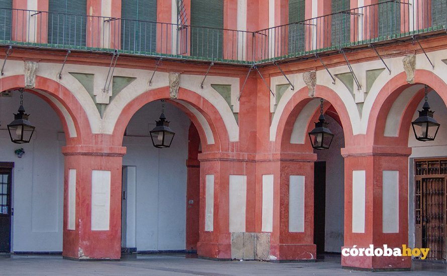 Recración de los faroles colgando entre arcos