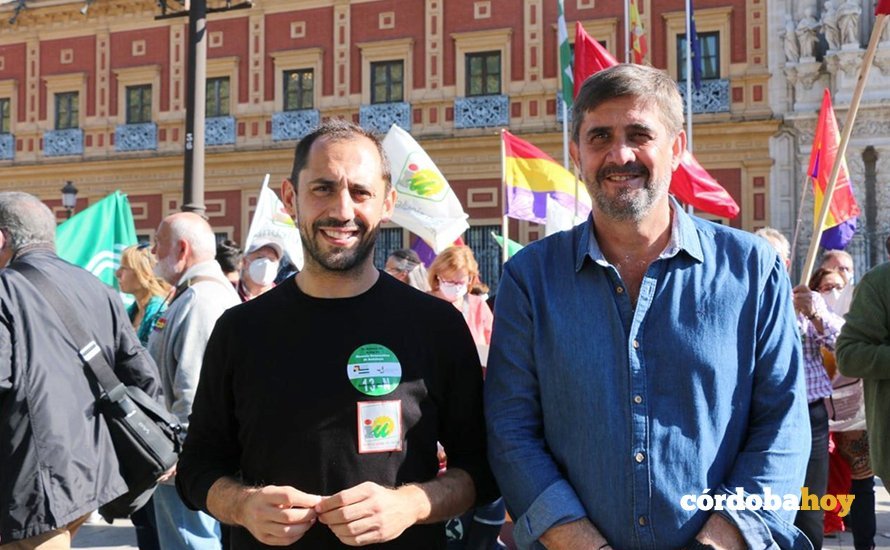 El coordinador provincial, Sebastian Pérez, y el portavoz Ramón Hernández en la manifestación memorialista celebrada hoy en Sevilla