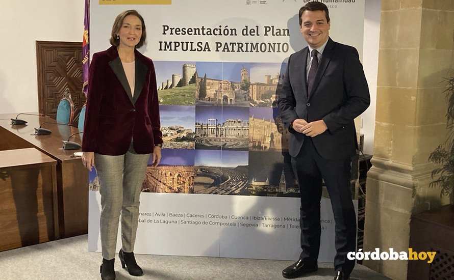 La ministra Reyes Maroto con el alcalde, José María Bellido, en Baeza