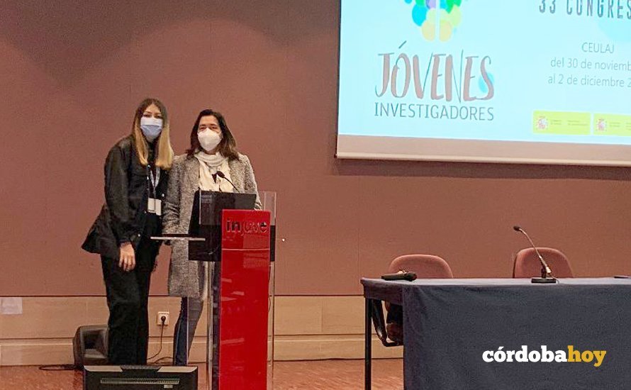 Profesora y alumna posan juntas en el congreso
