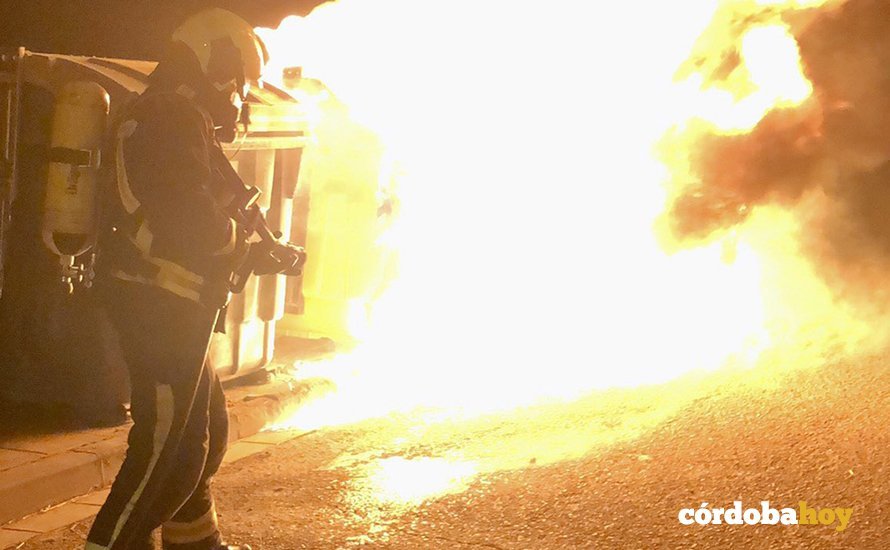 Actuación de los bomberos con un contenedor ardiendo FOTO CORDOBAFIRE