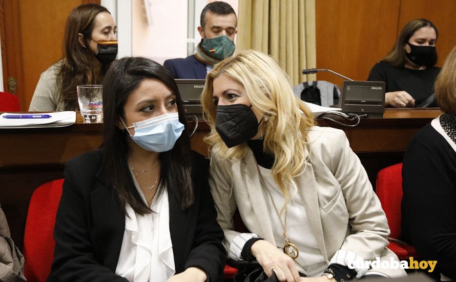 Cintia Bustos y Lourdes Morales en el Pleno
