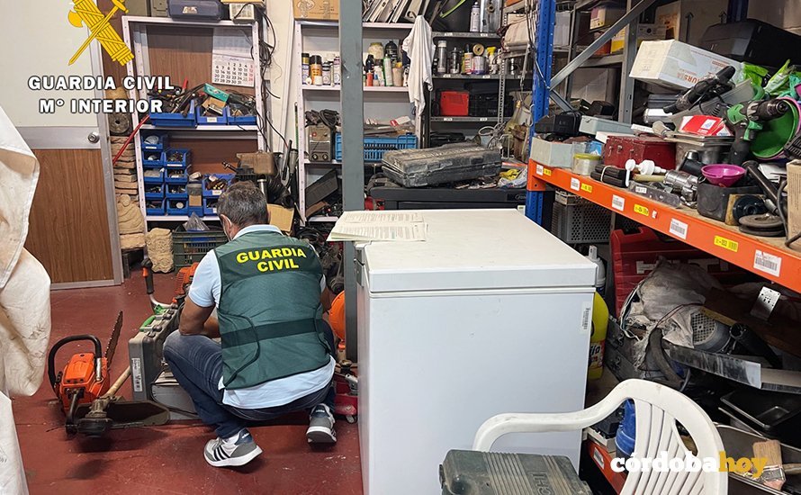 Un agente de la Guardia Civil inspecciona el material en un local sospechoso de recepcionar material robado