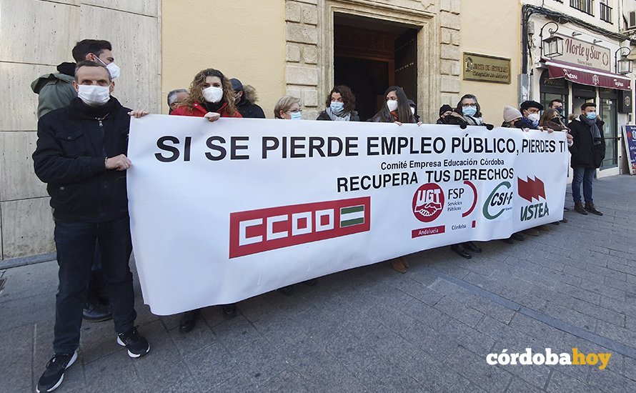 Miembros del comité de empresa del personal laboral de la Delegación de Educación y Deportes ante la sede de la Junta