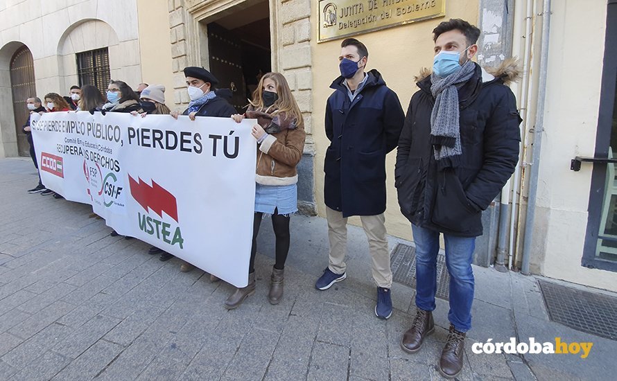 Miembros del comité de empresa del personal laboral de la Delegación de Educación y Deportes ante la sede de la Junta