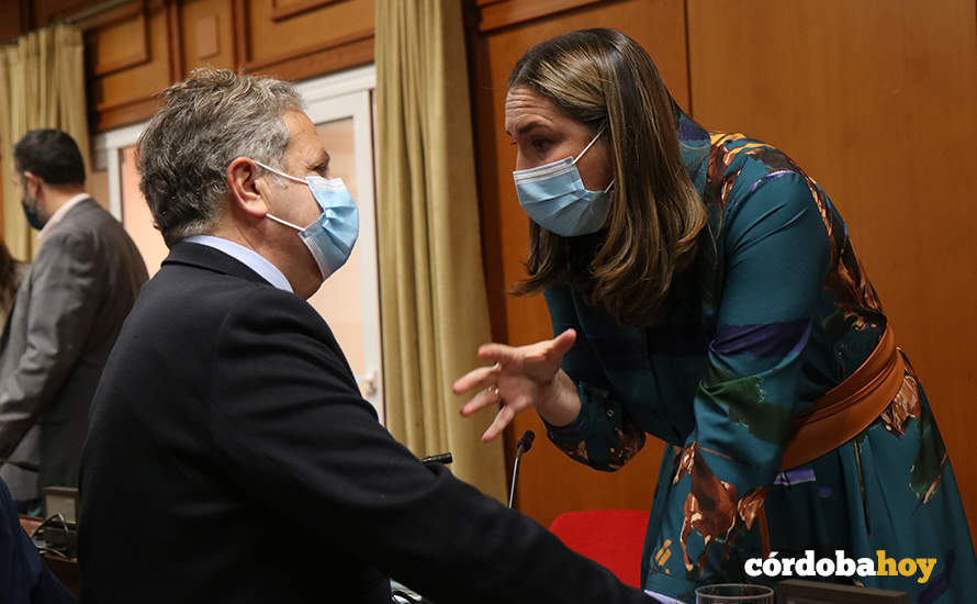 María Luisa Gómez Calera conversa con Salvador Fuentes
