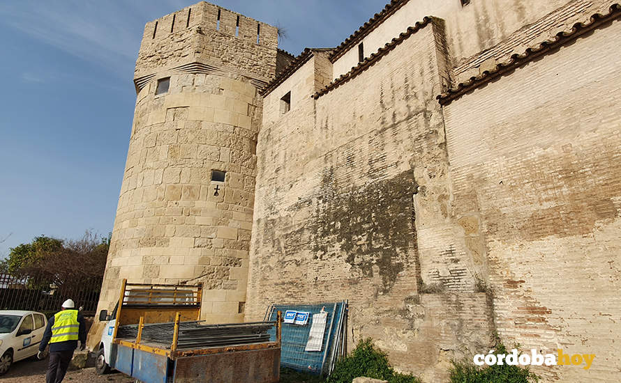 La ya restaurada Torre de la Inquisición y el lienzo por restaurar